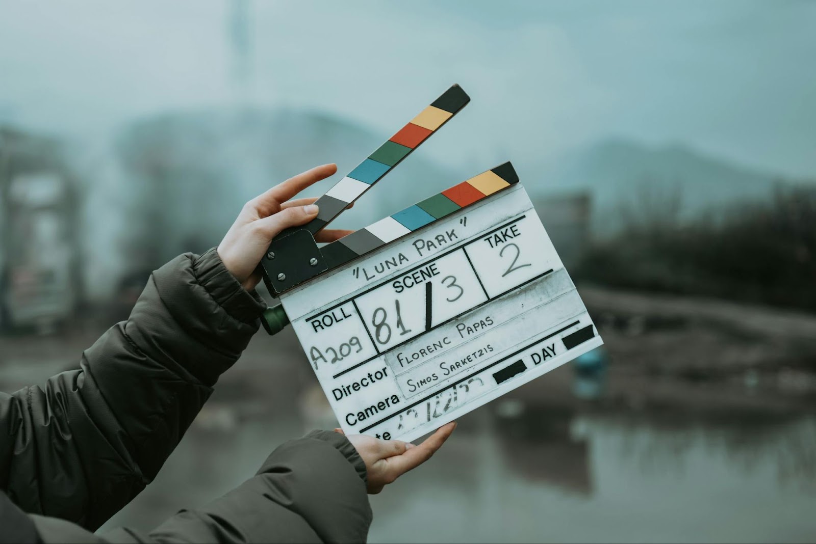 free photo of hands holding clapperboard